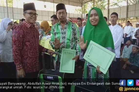 Bupati Anas Berangkatkan 2 Petugas Kebersihan Umrah - JPNN.COM