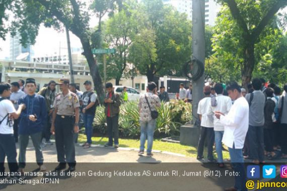 Massa Ormas Berteduh di Depan Gedung Kedubes AS - JPNN.COM