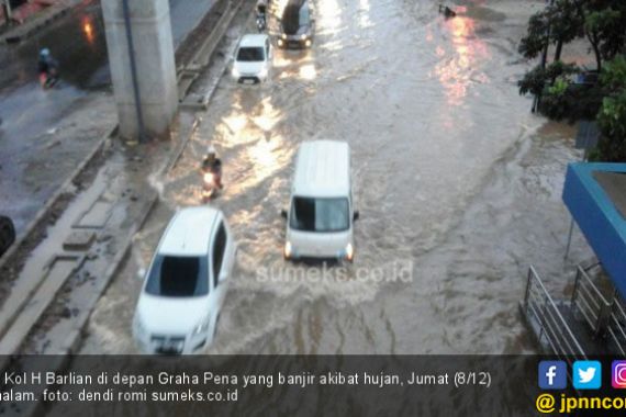 Lihat, Jalan Ini sudah Seperti Sungai - JPNN.COM