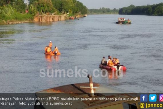 Pelaku Pungli Terjun ke Sungai dengan Tangan Terborgol - JPNN.COM