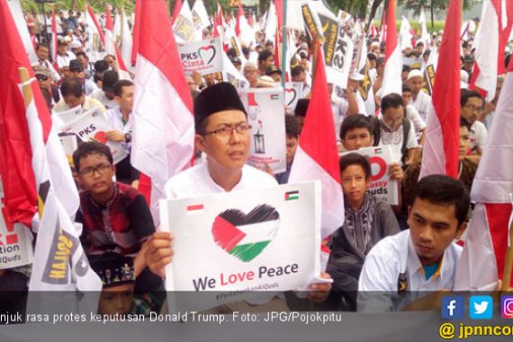 PKS Surabaya Demo di Depan Konjen AS - JPNN.COM
