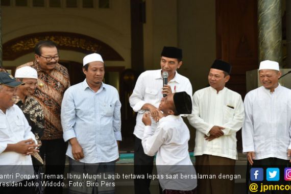 'Khalifah Kami' dari Santri Pacitan untuk Jokowi - JPNN.COM