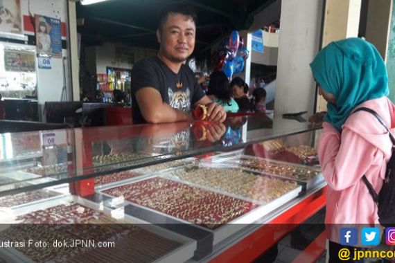 Jelang Natal dan Tahun Baru, Warga Ramai-ramai Beli Emas - JPNN.COM