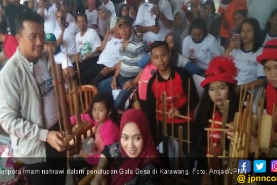Menpora Asyik Main Angklung Saat Tutup Gala Desa 2017 - JPNN.COM