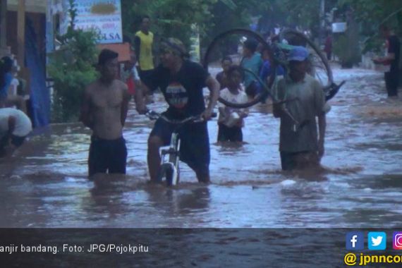 Banjir Bandang Terjang Alasmalang  - JPNN.COM