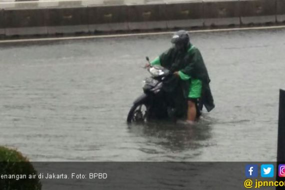 Hujan Kembali Guyur Jakarta, Genangan Muncul di Mana-Mana - JPNN.COM