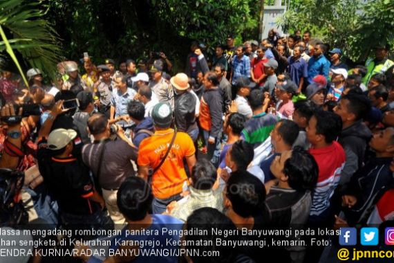 Ratusan Massa Gagalkan Eksekusi Lahan, Takbir Menggema - JPNN.COM