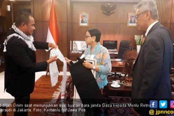 Ada Cerita Ribuan Janda di Balik Syal di Leher Retno Marsudi - JPNN.COM