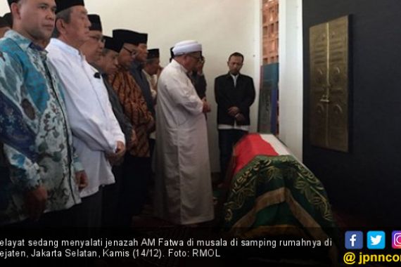 Pelayat Bergantian Menyalati Jenazah AM Fatwa - JPNN.COM