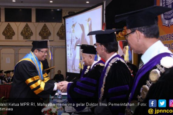 Pimpinan MPR Mahyudin Terima Gelar Doktor Ilmu Pemerintah - JPNN.COM