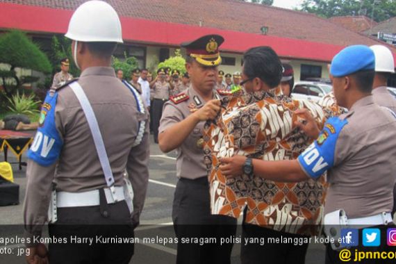 Seragam Brigadir Agus Wanda Dicopot Lalu Diganti Batik - JPNN.COM