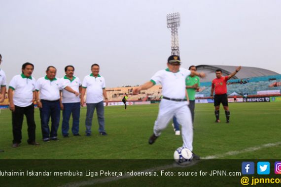 Cak Imin Tendang Bola, Liga Pekerja Indonesia Resmi Dibuka - JPNN.COM
