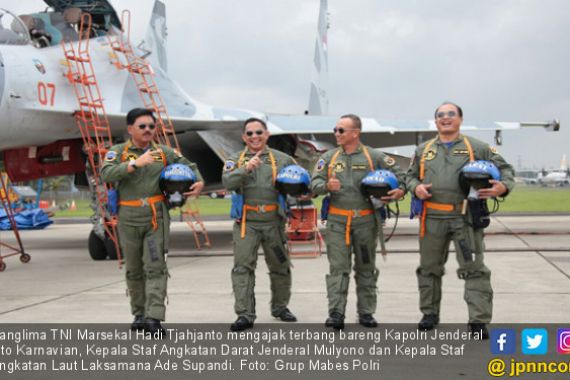 Lihat! Panglima TNI Ajak Kapolri Terbang dengan Sukhoi - JPNN.COM