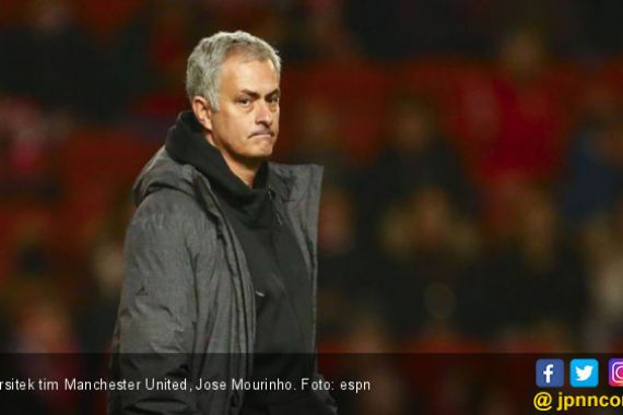 Aduh Malu tuh, Jose Mourinho Terjatuh di Wembley - JPNN.COM