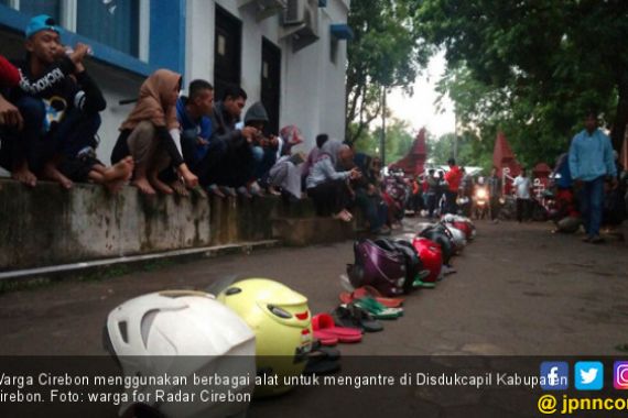 Ketika Sandal, Helm, Botol dan Batu Antre Pencetakan e-KTP - JPNN.COM