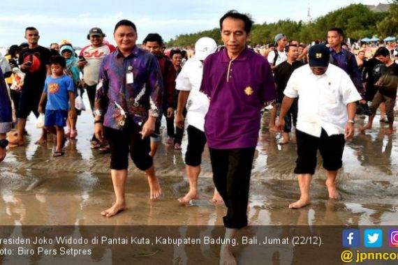 Jamin Bali Aman-aman Saja, Jokowi Nikmati Suasana Kuta - JPNN.COM