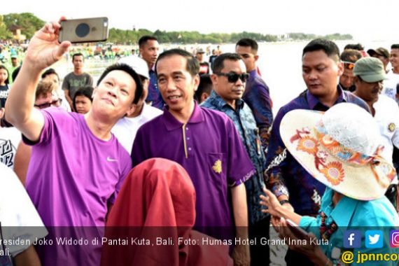 Ada yang Happy dengan Pilihan Kaus Jokowi di Pantai Kuta - JPNN.COM
