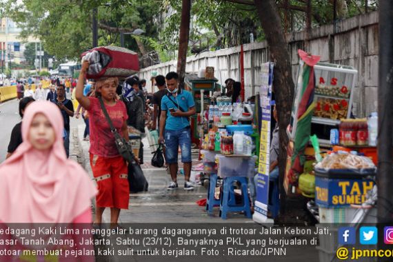 Jalan Inspeksi Kanal Banjir Barat Kembali Dikuasai PKL - JPNN.COM