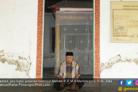 Bersihkan Makam Malam Jumat, Jengkel pada Peziarah tak Sopan - JPNN.COM