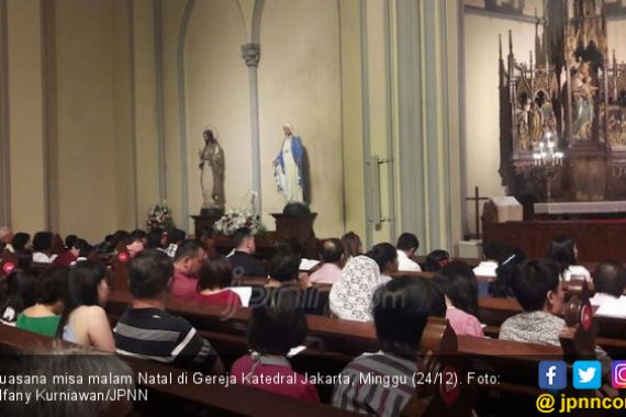 Ribuan Umat Katolik Penuhi Gereja Katedral Jakarta - JPNN.COM