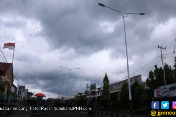 Prediksi BMKG, Malam Tahun Baru Hujan Hingga Pagi - JPNN.COM