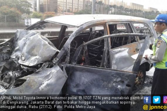 Mobil Tabrak Pembatas Tol Lingkar Luar, Sopir Tewas Terbakar - JPNN.COM