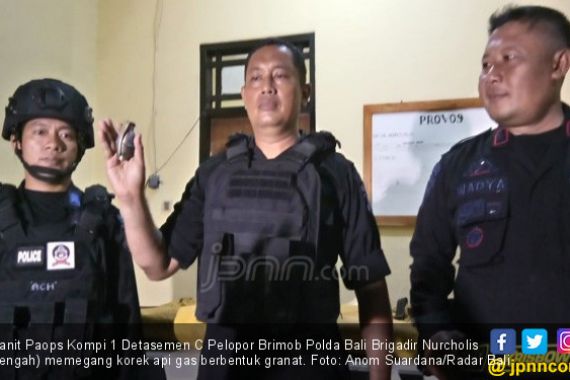 Benda Mirip Granat Tergeletak di Dekat Pintu Masuk Masjid - JPNN.COM