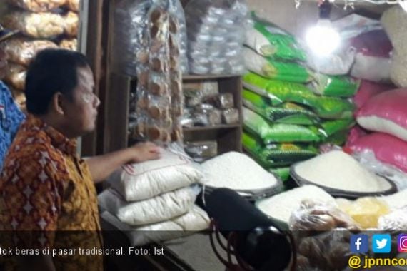 Pedagang PIBC Jakarta Timur Pastikan Stok Beras Aman - JPNN.COM