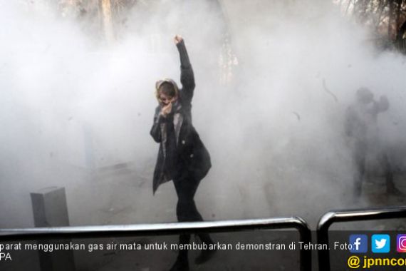 Ibu Kota Iran Mencekam, Demonstran Perempuan Berseru Turunkan Republik Islam - JPNN.COM