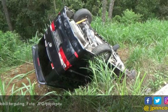 Tak Kenal Medan Jalan, Mobil Polisi Terjun Jurang - JPNN.COM