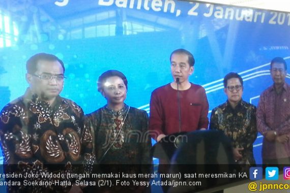 Tampil Sporty, Jokowi Pakai Kaus Saat Resmikan KA Bandara - JPNN.COM