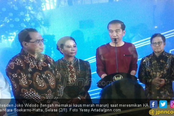 Pakai Kaus Saat Resmikan KA Bandara, Begini Kata Jokowi - JPNN.COM
