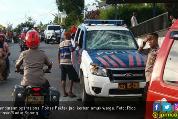 Tahan Motor Raja, Polres Fakfak Diserang Warga - JPNN.COM