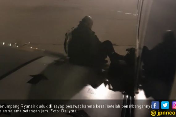 Ngambek Kena Delay, Penumpang Duduki Sayap Pesawat - JPNN.COM
