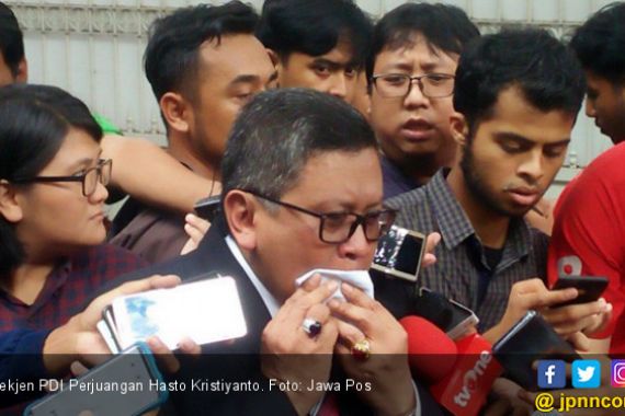 Sambil Menangis, Hasto Sebut PDIP Tetap Bersama Azwar Anas - JPNN.COM