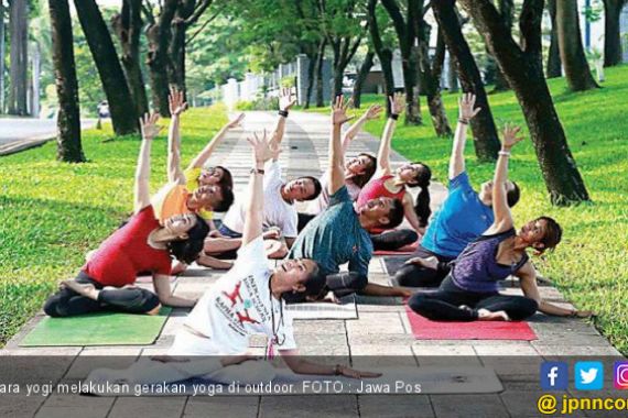 Serunya Yoga di Outdoor - JPNN.COM