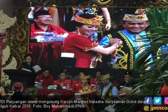 Pakai Baju Dayak, Karolin-Gidot Jago PDIP di Pilgub Kalbar - JPNN.COM