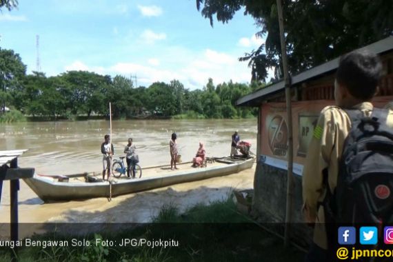 Hati - Hati ! Abrasi Sungai Bengawan Solo, Jalanan Ambles - JPNN.COM