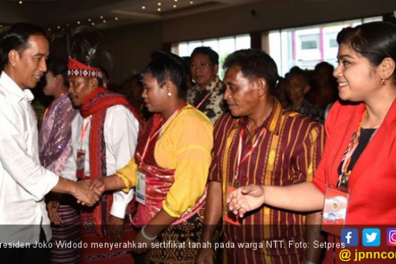 Giliran Warga NTT Terima Sertifikat Tanah dari Jokowi - JPNN.COM