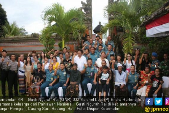 Prajurit KRI Mengunjungi Keluarga Pahlawan Gusti Ngurah Rai - JPNN.COM