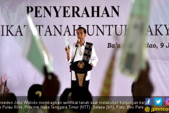 Jokowi Datang, Warga Rote Senang, Sertifikat Tanah di Tangan - JPNN.COM