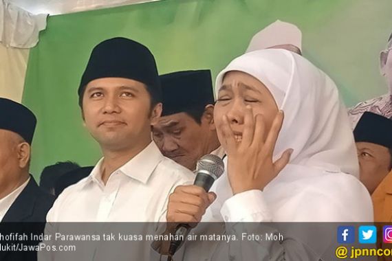 Bu Khofifah Menangis, Makin Haru saat Emil Ucapkan Doa - JPNN.COM