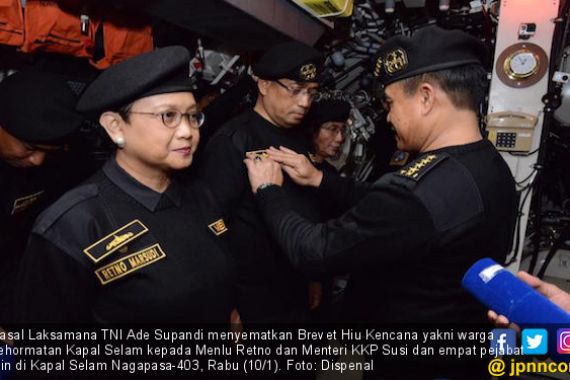 Menteri Retno dan Susi Sah jadi Warga Kehormatan Kapal Selam - JPNN.COM