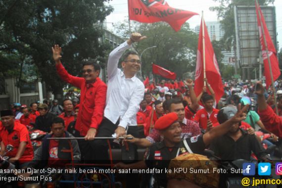 Kader PPP Sumut Bakar Spanduk Romi, Paslon Islam Harga Mati! - JPNN.COM