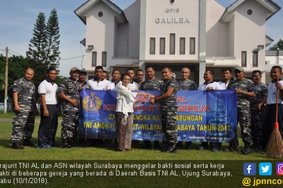 Prajurit TNI AL Bekerja Bakti di Lingkungan Gereja - JPNN.COM