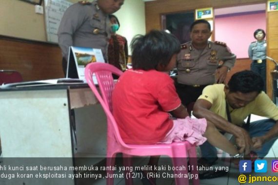 Bocah 11 Tahun Dirantai Ayah Tiri Lantaran tak Mau Mengemis - JPNN.COM