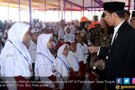 Didampingi Ganjar, Jokowi Bagi-Bagi Kartu di Pekalongan - JPNN.COM