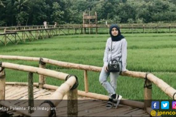 Vebby Palwinta Unggah Foto Perdana Gunakan Hijab - JPNN.COM