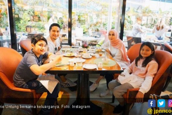 Arie Untung Semringah Dapat Kado Spesial dari Keluarga - JPNN.COM