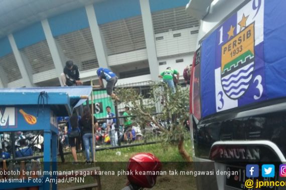 Persib vs Sriwijaya FC: Sesak, Bobotoh Panjat Pagar - JPNN.COM